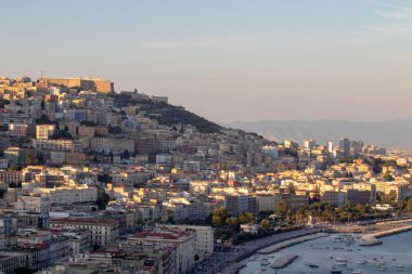 Napoli İtalya. 26 Ağustos 2019. Napoli Körfezi, ön planda castel dell'ovo ve arka planda Vezüv.