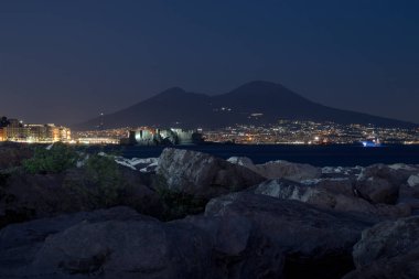 Napoli İtalya. 26 Ağustos 2019. Napoli Körfezi, ön planda castel dell'ovo ve arka planda Vezüv.