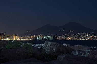 Napoli İtalya. 26 Ağustos 2019. Napoli Körfezi, ön planda castel dell'ovo ve arka planda Vezüv.
