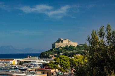 Bacoli, Napoli, 26 Ağustos 2019. Baia Hamamları 'nın arkeolojik kalıntılarından Baia Kalesi' nin bulunduğu Poazzuoli Körfezi manzarası..