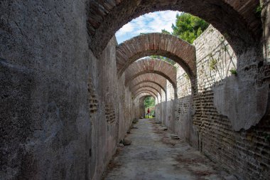 Bacoli, Napoli, İtalya. 20 Ağustos 2019. Eski Roma şehri, harabeleriyle. Kemerler, kolonlar ve kaplıcalar.
