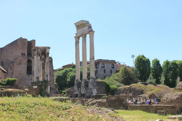 ローマの古代都市では 皇帝フォーラムで今日見られる土星の寺院を立っています — ストック写真