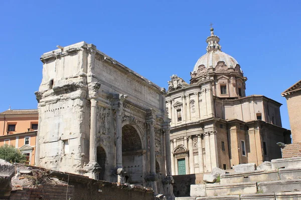 ローマの古代都市では 皇帝フォーラムで今日見られる土星の寺院を立っています — ストック写真