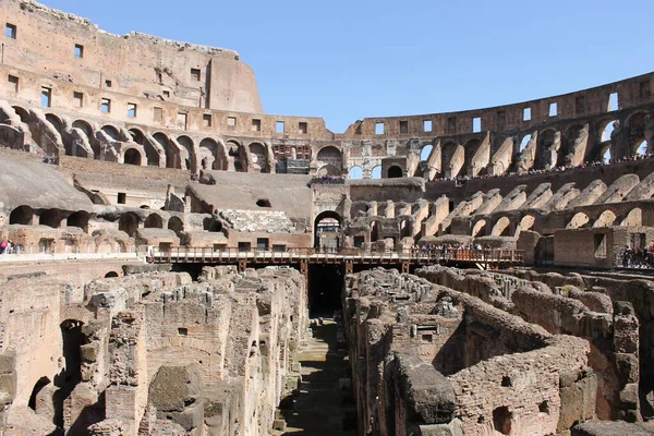 ローマの街で古代ローマの力の象徴 コロッセオ — ストック写真