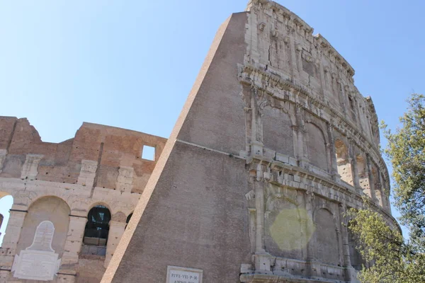 ローマの街で古代ローマの力の象徴 コロッセオ — ストック写真