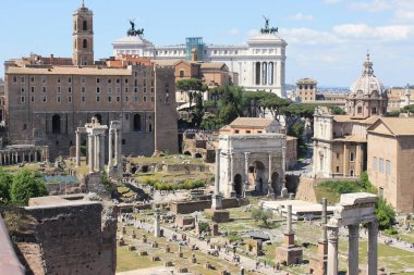 Roma Forumları, antik Roma Forumunda bir yürüyüş bize zamanda yolculuk yaptırıyor, Julius Caesar 'ı yanımızda hayal ederek..