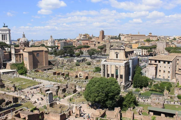 De Romeinse forums, een wandeling in het oude Romeinse Forum maakt ons reizen door de tijd. — Stockfoto