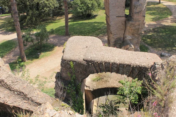 Os Fóruns Romanos, um passeio no antigo Fórum Romano faz-nos viajar no tempo . — Fotografia de Stock