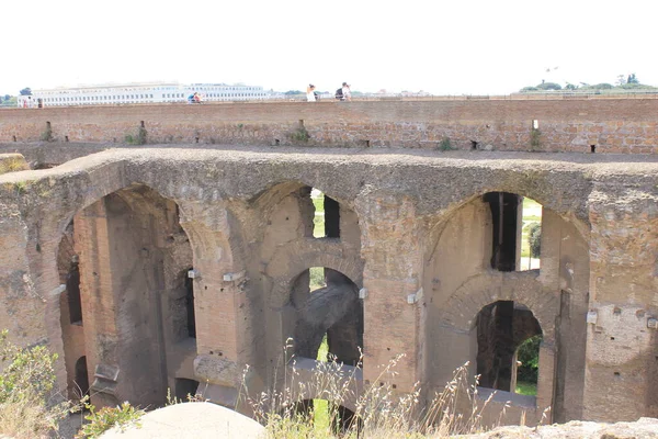 Os Fóruns Romanos, um passeio no antigo Fórum Romano faz-nos viajar no tempo . — Fotografia de Stock