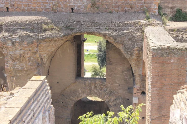 Os Fóruns Romanos, um passeio no antigo Fórum Romano faz-nos viajar no tempo . — Fotografia de Stock