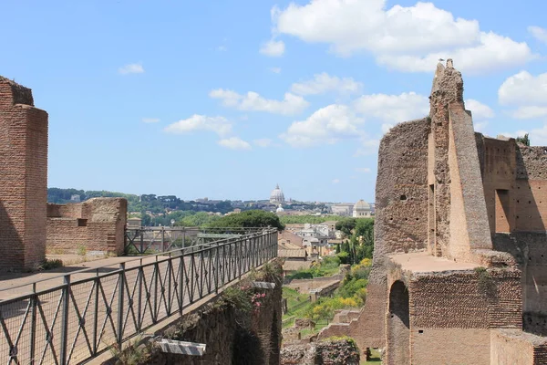 Os Fóruns Romanos, um passeio no antigo Fórum Romano faz-nos viajar no tempo . — Fotografia de Stock