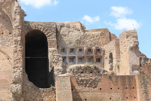 De Romeinse forums, een wandeling in het oude Romeinse Forum maakt ons reizen door de tijd. — Stockfoto