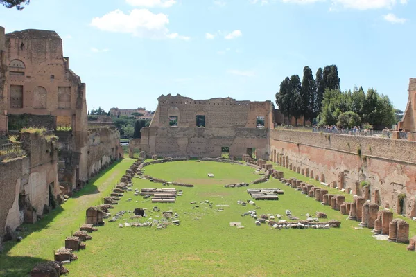 Os Fóruns Romanos, um passeio no antigo Fórum Romano faz-nos viajar no tempo . — Fotografia de Stock