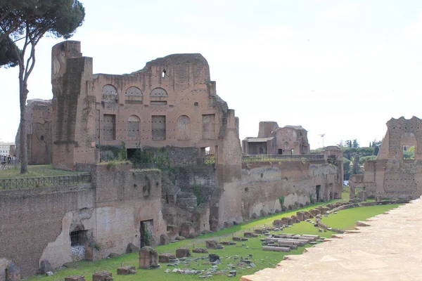 The Roman Forums, a walk in the ancient Roman Forum makes us travel through time. — Stock Photo, Image