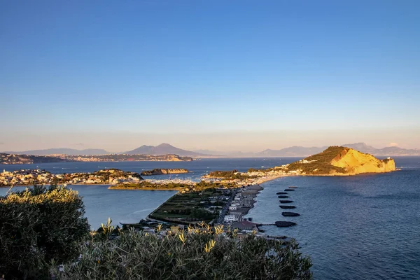 Panorama Praia Miseno Montanha Miseno Com Lago Bacoli Atrás Dele Fotos De Bancos De Imagens Sem Royalties