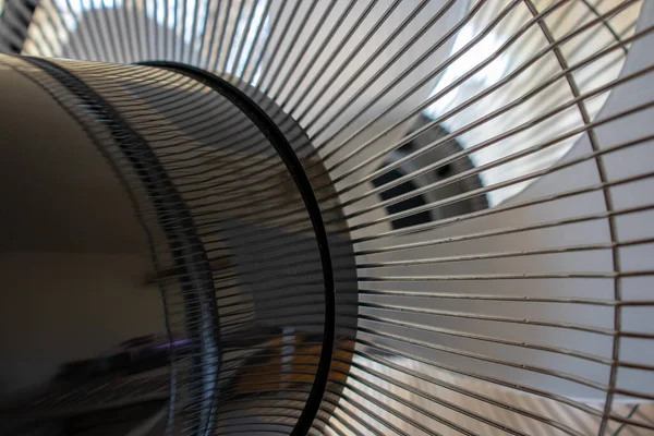 Las cuchillas de un ventilador giran rápidamente para aliviar el calor sofocante. — Foto de Stock