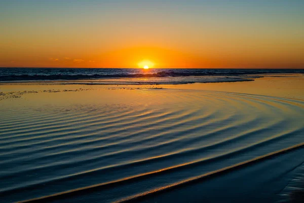 Puesta Sol Mar Con Olas Circulares Agua Cielo Despejado — Foto de Stock