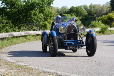 Pesaro Colle San Bartolo, İtalya - Mayıs 17-2018: Bugatti T 401927 üzerinde eski bir yarış araba ralli Mille Miglia 2018 ünlü İtalyan tarihi Formula (1927-1957)