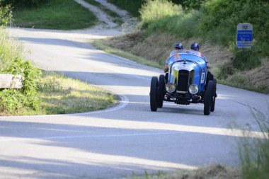 Pesaro Colle San Bartolo, İtalya - Mayıs 17-2018: Amilcar Cgss Siluro Corsa 1926 tarihinde eski bir yarış araba ralli Mille Miglia 2018 ünlü İtalyan tarihi Formula (1927-1957)