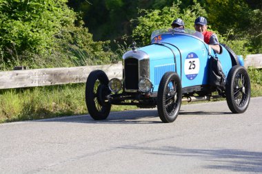 Pesaro Colle San Bartolo, İtalya - Mayıs 17-2018: Amilcar Cgss Siluro Corsa 1926 tarihinde eski bir yarış araba ralli Mille Miglia 2018 ünlü İtalyan tarihi Formula (1927-1957)