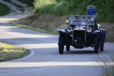 Pesaro Colle San Bartolo, İtalya - Mayıs 17-2018: Lancia Lambda VI Serie 1925 tarihinde eski bir yarış araba ralli Mille Miglia 2018 ünlü İtalyan tarihi Formula (1927-1957)