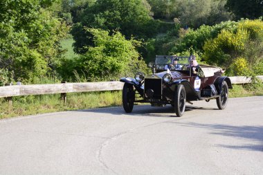 Pesaro Colle San Bartolo, İtalya - Mayıs 17-2018: Lancia Lambda VI Serie 1925 tarihinde eski bir yarış araba ralli Mille Miglia 2018 ünlü İtalyan tarihi Formula (1927-1957)