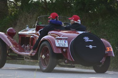 Pesaro Colle San Bartolo, İtalya - Mayıs 17-2018: Alfa Romeo 6c 1750 Gs Brianza 1932 eski bir yarış araba ralli Mille Miglia 2018 ünlü İtalyan tarihi yarış (1927-1957)