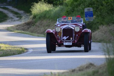 Pesaro Colle San Bartolo, İtalya - Mayıs 17-2018: Alfa Romeo 6c 1750 Gs Brianza 1932 eski bir yarış araba ralli Mille Miglia 2018 ünlü İtalyan tarihi yarış (1927-1957)