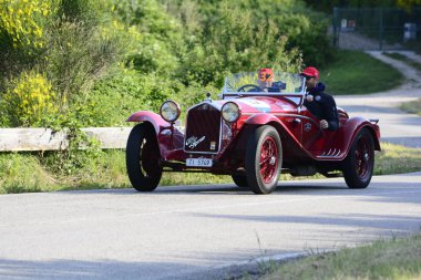 Pesaro Colle San Bartolo, İtalya - Mayıs 17-2018: Alfa Romeo 6c 1750 Gs Brianza 1932 eski bir yarış araba ralli Mille Miglia 2018 ünlü İtalyan tarihi yarış (1927-1957)