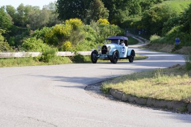 Pesaro Colle San Bartolo, İtalya - Mayıs 17-2018: Bugatti T 401928 üzerinde eski bir yarış araba ralli Mille Miglia 2018 ünlü İtalyan tarihi Formula (1927-1957)