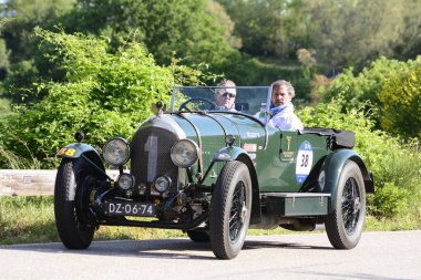 Pesaro Colle San Bartolo, İtalya - Mayıs 17-2018: Bentley 3 Litre1923 üzerinde eski bir yarış araba ralli Mille Miglia 2018 ünlü İtalyan tarihi Formula (1927-1957)