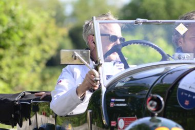 Pesaro Colle San Bartolo, İtalya - Mayıs 17-2018: Riley Brooklands 9 Hp Speed1928 üzerinde eski bir yarış araba ralli Mille Miglia 2018 ünlü İtalyan tarihi Formula (1927-1957)