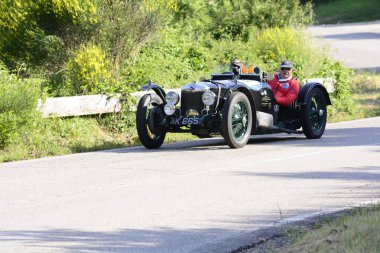 Pesaro Colle San Bartolo, İtalya - Mayıs 17-2018: Riley Brooklands 9 Hp Speed1928 üzerinde eski bir yarış araba ralli Mille Miglia 2018 ünlü İtalyan tarihi Formula (1927-1957)