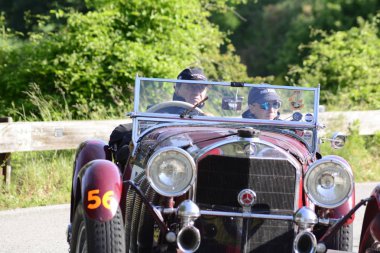 Pesaro Colle San Bartolo, İtalya - Mayıs 17-2018: Mercedes 710 Ssk1929 üzerinde eski bir yarış araba ralli Mille Miglia 2018 ünlü İtalyan tarihi Formula (1927-1957)