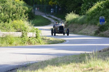 Pesaro Colle San Bartolo, İtalya - Mayıs 17-2018: eski bir yarış araba ralli Mille Miglia 2018 ünlü İtalyan tarihi Formula (1927-1957 tarihinde O.M. 665 Ss Mm Superba 2200 1929)