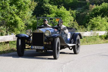 Pesaro Colle San Bartolo, İtalya - Mayıs 17-2018: Lancia Lambda VIII Serie1928 üzerinde eski bir yarış araba ralli Mille Miglia 2018 ünlü İtalyan tarihi Formula (1927-1957)