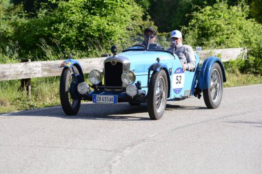 Pesaro Colle San Bartolo, İtalya - Mayıs 17-2018: ralli Abc 11001928 üzerinde eski bir yarış araba ralli Mille Miglia 2018 ünlü İtalyan tarihi Formula (1927-1957)