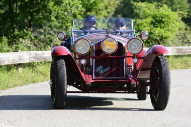 Pesaro Colle San Bartolo, İtalya - Mayıs 17-2018: Alfa Romeo 6c 1750 Gs Zagato1931 üzerinde eski bir yarış araba ralli Mille Miglia 2018 ünlü İtalyan tarihi yarış (1927-1957)