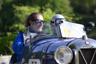Pesaro Colle San Bartolo, İtalya - Mayıs 17-2018: Salmson Gs 8 Gd Sport1929 üzerinde eski bir yarış araba ralli Mille Miglia 2018 ünlü İtalyan tarihi Formula (1927-1957)