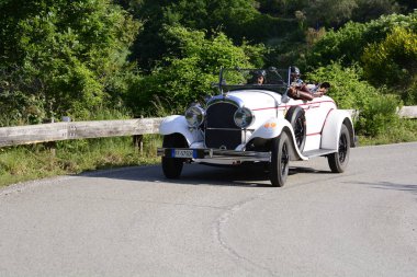 Pesaro Colle San Bartolo, İtalya - Mayıs 17-2018: Chrysler 72 De Luxe Roadster1928 üzerinde eski bir yarış araba ralli Mille Miglia 2018 ünlü İtalyan tarihi Formula (1927-1957)
