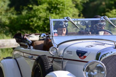 Pesaro Colle San Bartolo, İtalya - Mayıs 17-2018: Chrysler 72 De Luxe Roadster1928 üzerinde eski bir yarış araba ralli Mille Miglia 2018 ünlü İtalyan tarihi Formula (1927-1957)