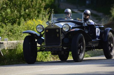 Pesaro Colle San Bartolo, İtalya - Mayıs 17-2018: Lancia Lambda VIII Serie Casaro1929 üzerinde eski bir yarış araba ralli Mille Miglia 2018 ünlü İtalyan tarihi Formula (1927-1957)