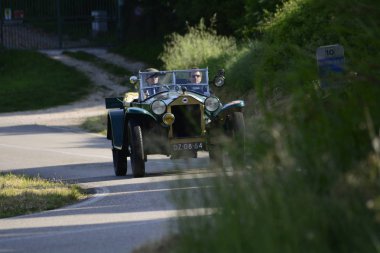 Pesaro Colle San Bartolo, İtalya - Mayıs 17-2018: Lancia Lambda VIII Serie1928 üzerinde eski bir yarış araba ralli Mille Miglia 2018 ünlü İtalyan tarihi Formula (1927-1957)