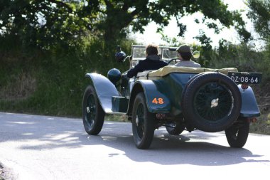 Pesaro Colle San Bartolo, İtalya - Mayıs 17-2018: Lancia Lambda VIII Serie1928 üzerinde eski bir yarış araba ralli Mille Miglia 2018 ünlü İtalyan tarihi Formula (1927-1957)