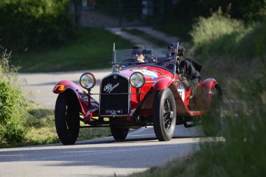 Pesaro Colle San Bartolo, İtalya - Mayıs 17-2018: Alfa Romeo 6c 1750 Gssport1930 eski bir yarış araba ralli Mille Miglia 2018 ünlü İtalyan tarihi Formula (1927-1957)