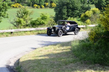 Pesaro Colle San Bartolo, İtalya - Mayıs 17-2018: Fiat 520 1928 tarihinde eski bir yarış araba ralli Mille Miglia 2018 ünlü İtalyan tarihi Formula (1927-1957)