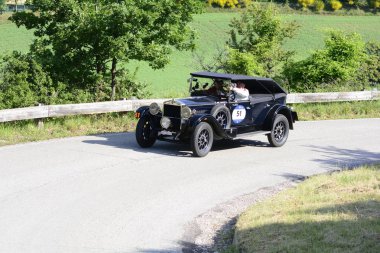 Pesaro Colle San Bartolo, İtalya - Mayıs 17-2018: Fiat 520 1928 tarihinde eski bir yarış araba ralli Mille Miglia 2018 ünlü İtalyan tarihi Formula (1927-1957)