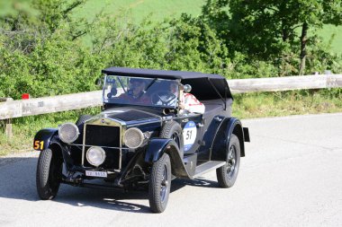 Pesaro Colle San Bartolo, İtalya - Mayıs 17-2018: Fiat 520 1928 tarihinde eski bir yarış araba ralli Mille Miglia 2018 ünlü İtalyan tarihi Formula (1927-1957)