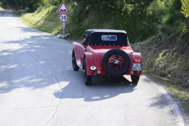 Pesaro Colle San Bartolo, İtalya - Mayıs 17-2018: Lancia Lambda VIII Serie Casaro1929 üzerinde eski bir yarış araba ralli Mille Miglia 2018 ünlü İtalyan tarihi Formula (1927-1957)