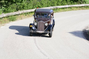 Pesaro Colle San Bartolo, İtalya - Mayıs 17-2018: Lancia Augusta1934 üzerinde eski bir yarış araba ralli Mille Miglia 2018 ünlü İtalyan tarihi Formula (1927-1957)